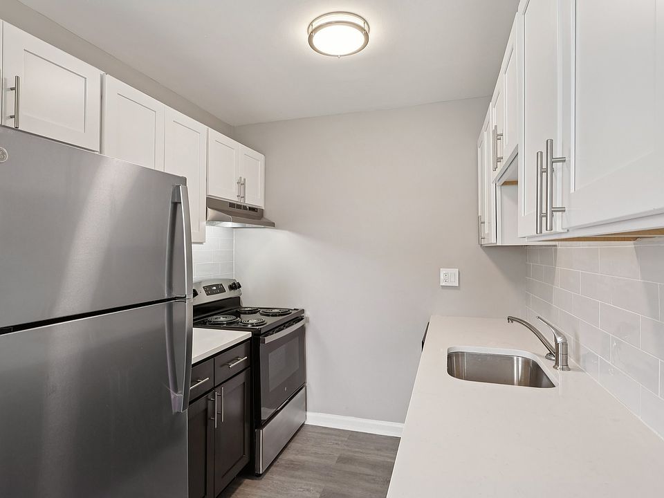 Elevate your lifestyle at Mt. Vernon Apartments! This modern kitchen features sleek stainless steel appliances and ample counter space, perfect for culinary creativity. Step into comfort and convenienceschedule your tour today!