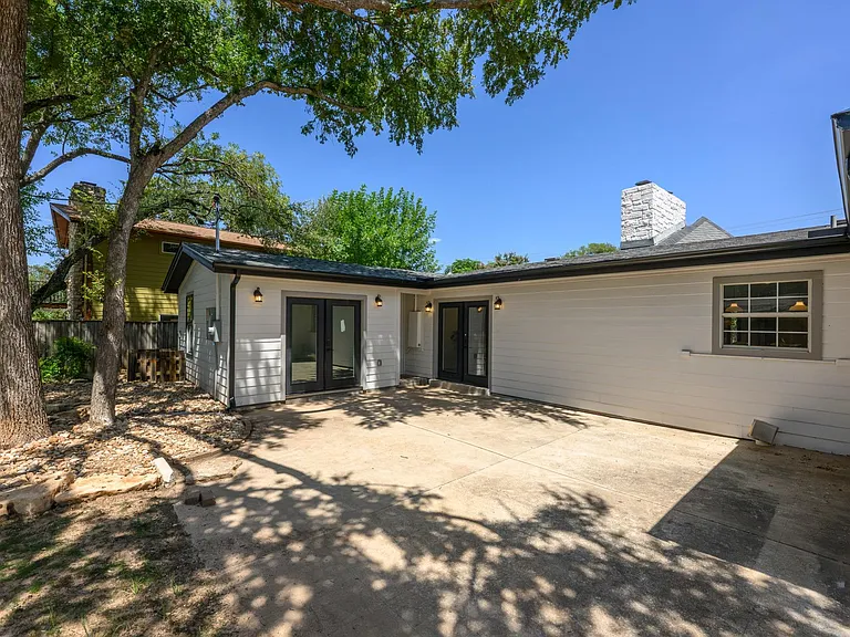 303 Lakeway Dr — Photo 29
