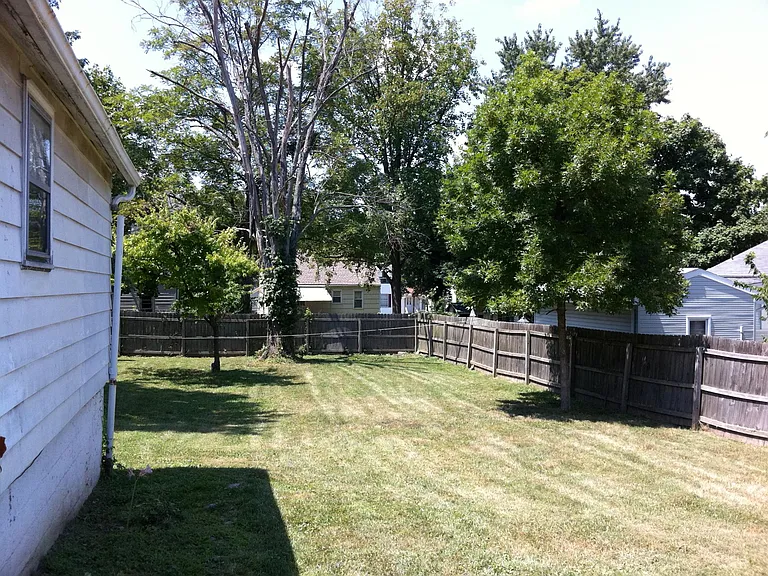 Reading Rd — Photo 5