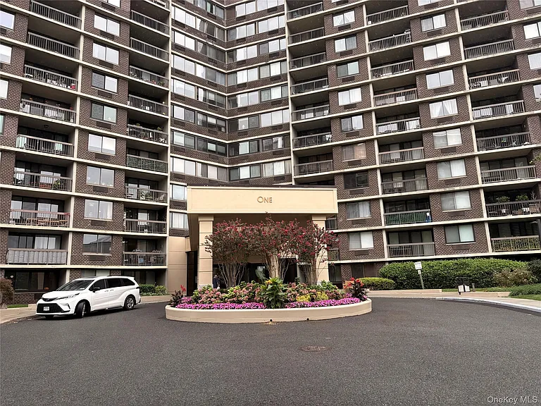 1 Bay Club Dr #18L — Photo 3
