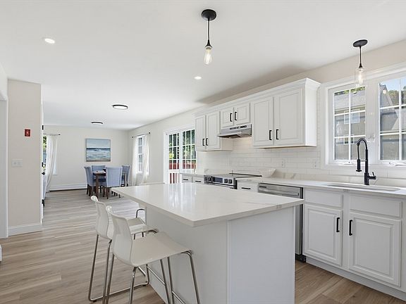 3rd image of 43 Watkins St