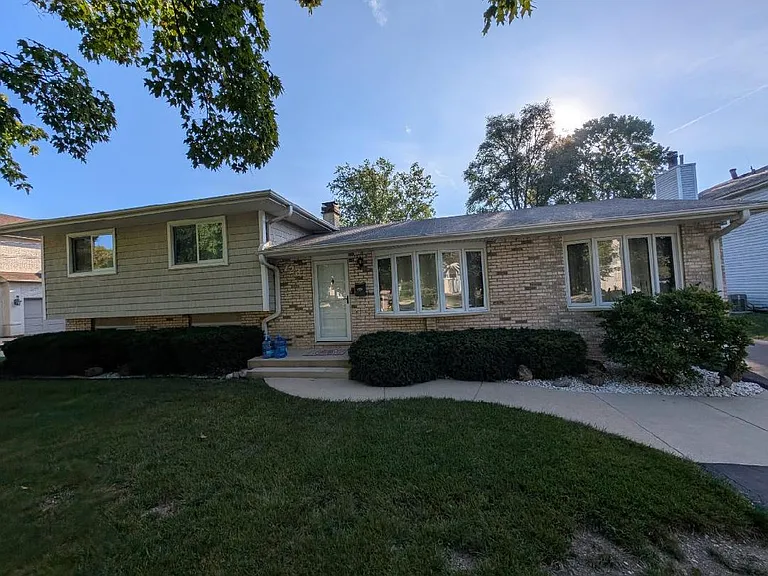 723 Greenwood Rd — Photo 1