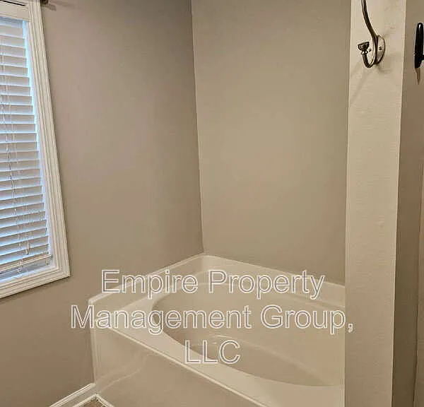 202 Castlebury Dr — Photo 6