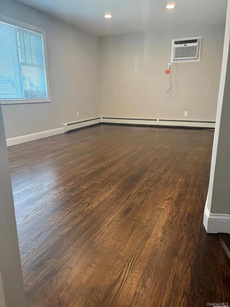 3 bed, 1.0 bath, 1200 sqft, $3,200 — Photo 2