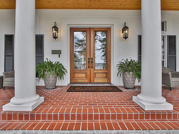 3rd image of 15724 Lakeway Drive