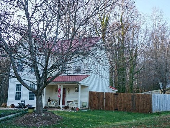 3rd image of 318 Cloverdale Ct