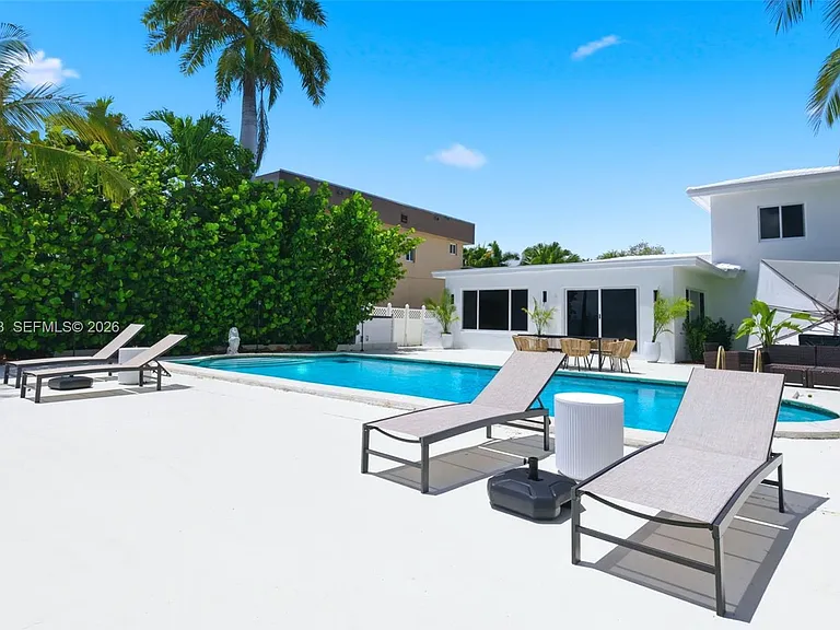 1510 S Treasure Dr — Photo 40