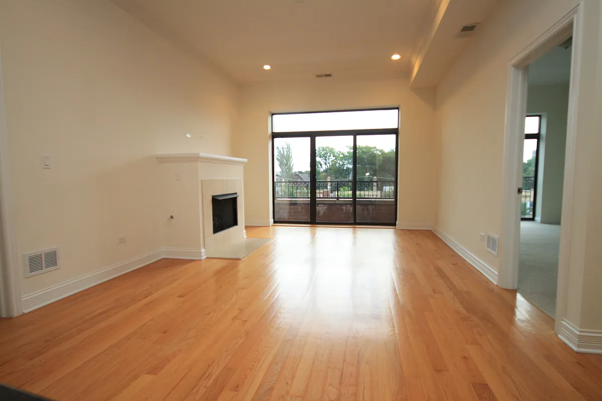 Building Photo - 4651 N Greenview #206