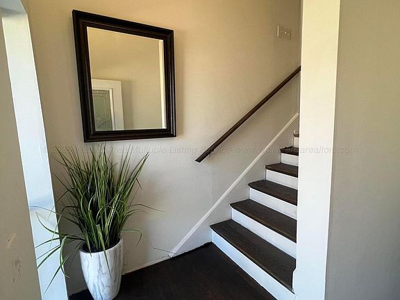 3rd image of 1744 Court Rd