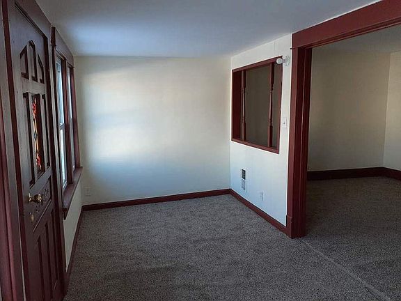 2nd image of 210 Roslyn St