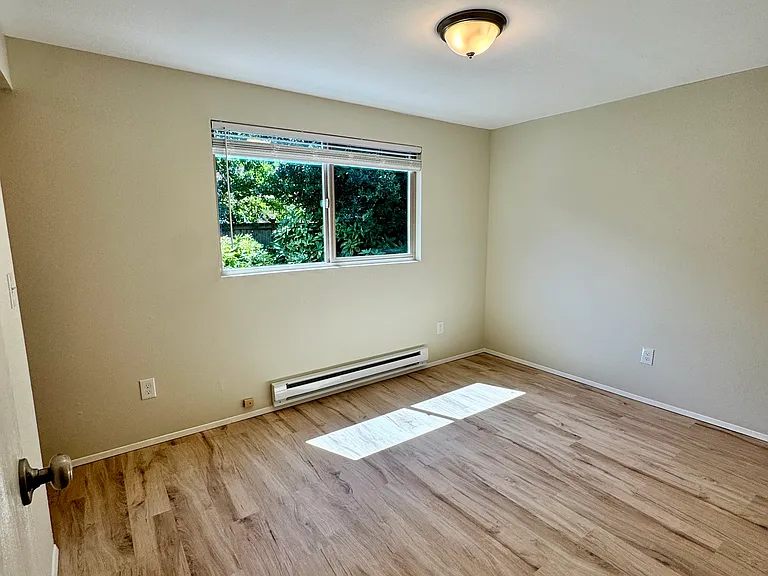 145 NW Alder Pl #4 — Photo 5