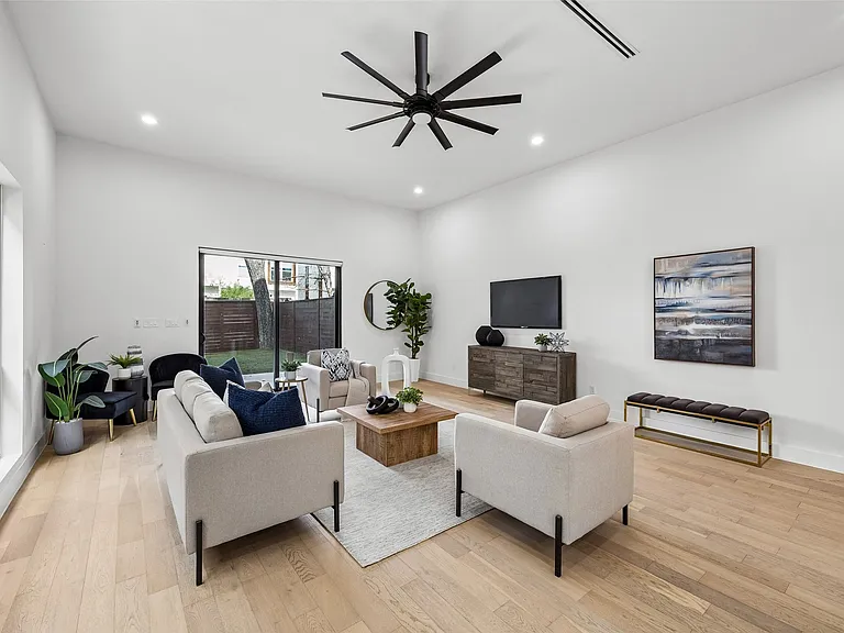4217 Roseland Ave — Photo 8