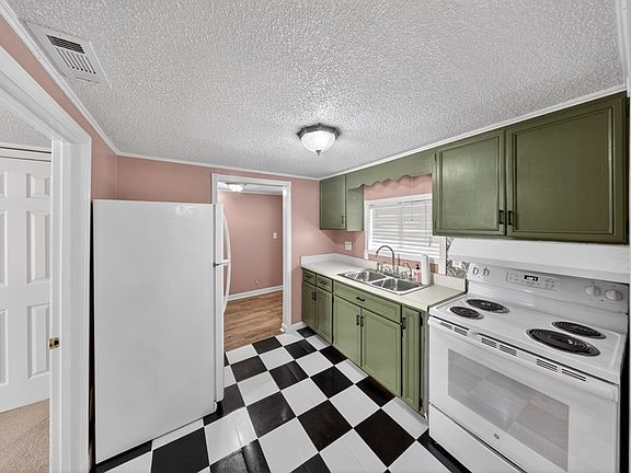 4th image of 610 S College St