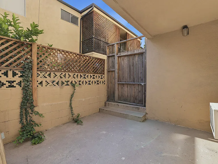 Encino Country Club Apartments — Photo 68