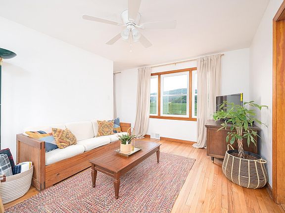 3rd image of 1077 Camden Hill Ln