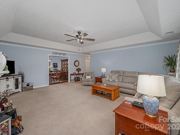 5th image of 560 Royalty Ct