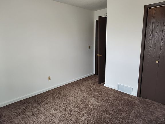 4th image of 621 Sycamore Cir #3
