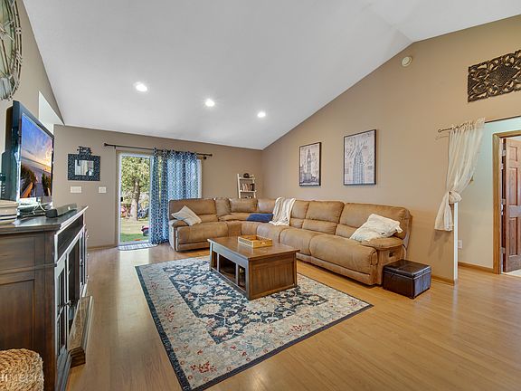 4th image of 209 N Parls St