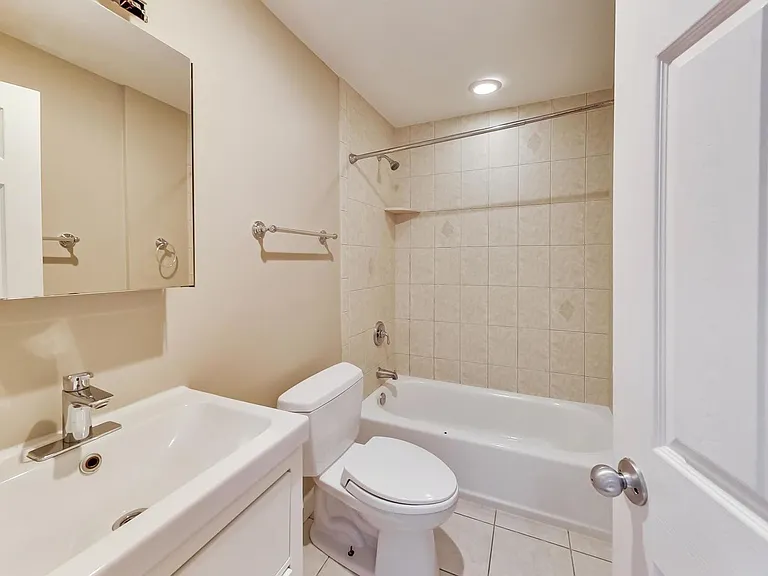 2330 N Greenview Ave #2R — Photo 10