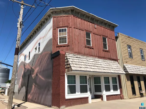 231 S 5th St, Menno, SD 57045