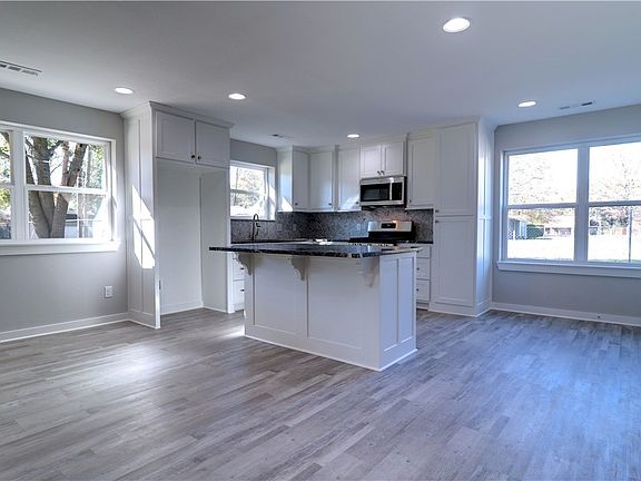 5th image of 2904 E Blue Hill Dr