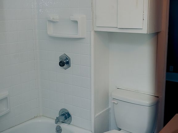 3rd image of 606 N Gladstone Ave