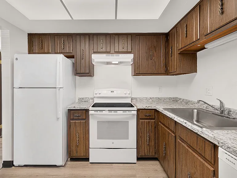 East Towne Apartments — Photo 8