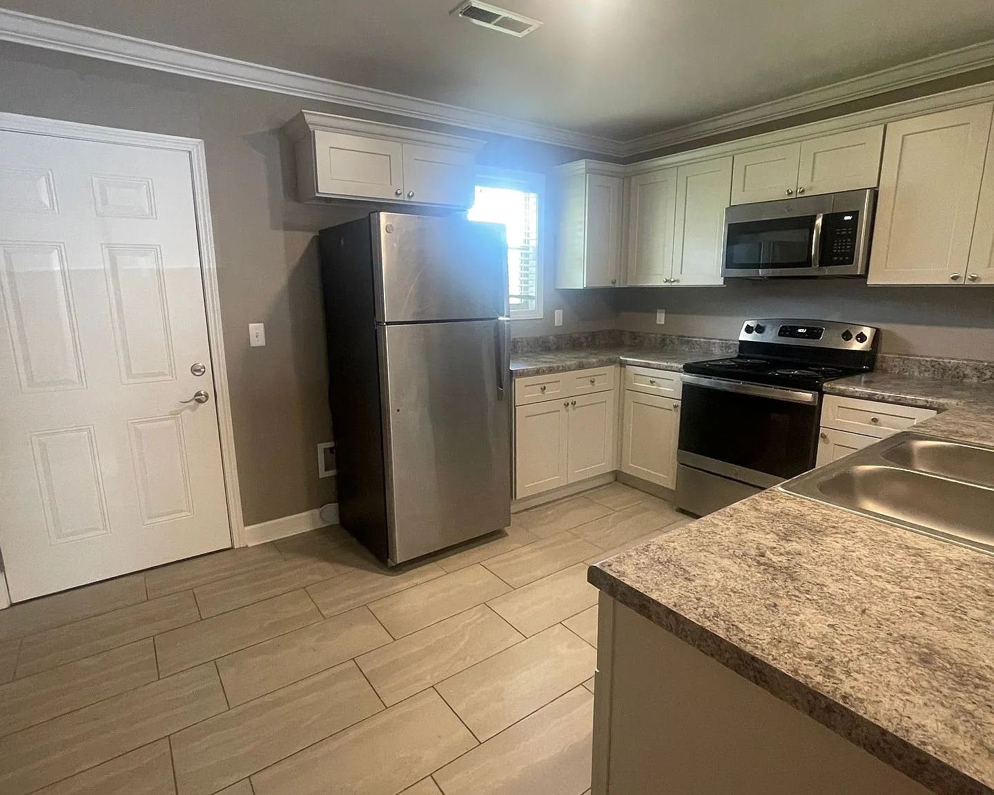 Modern 2-Bedroom Apartment in Rogersville, AL Move-In Ready! — Photo 3