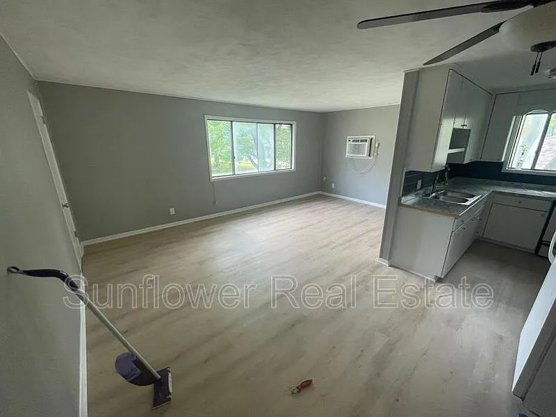 Building Photo - 822 E Vine St #3