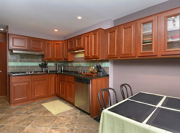 3rd image of 2237 Glenview Ct