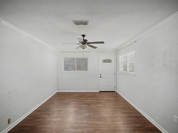 3rd image of 9427 Woodcrest Dr