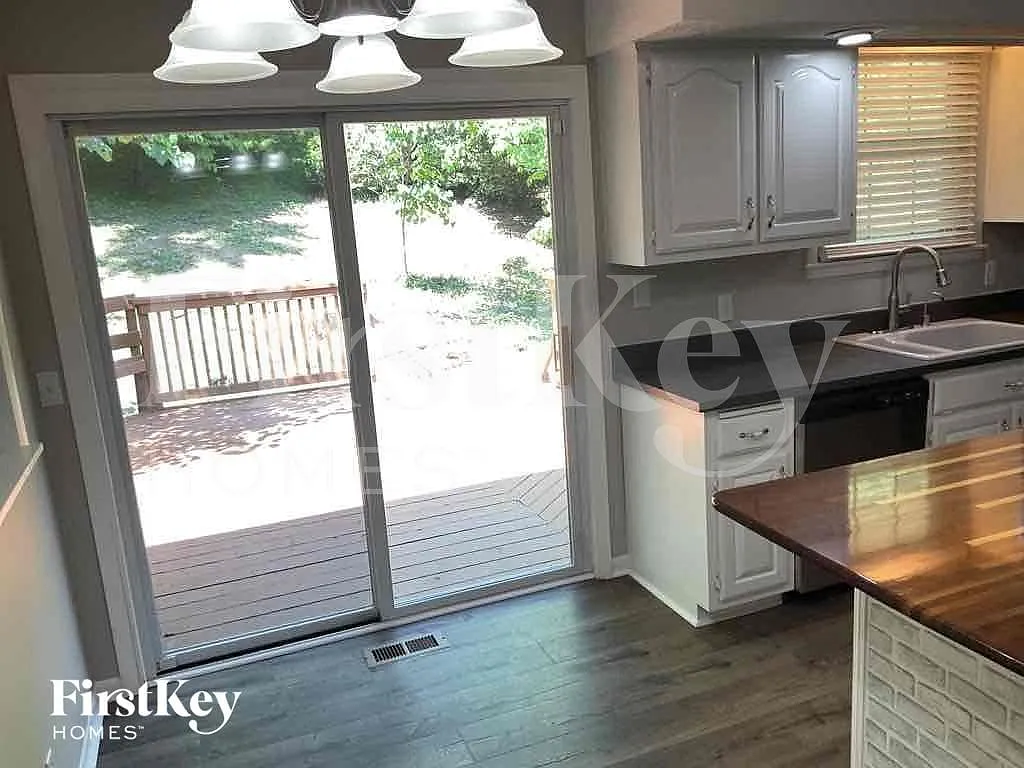 3 bed, 1.5 bath, 1815 sqft, $2,345 — Photo 4