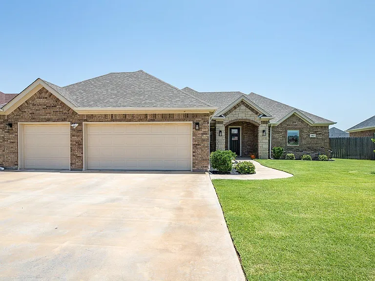 4811 Saddleback Ln — Photo 1