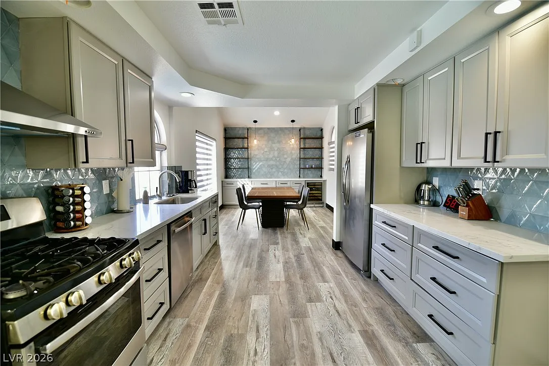 3 bed, 2.5 bath, 1759 sqft, $4,800 — Photo 3