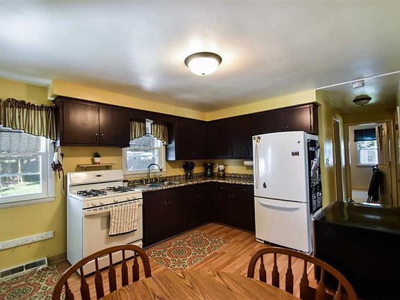 4th image of 2540 Greenwald St