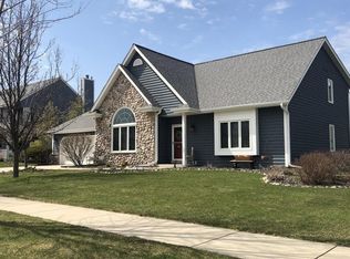 W73N411 Greystone Dr, Cedarburg, WI 53012