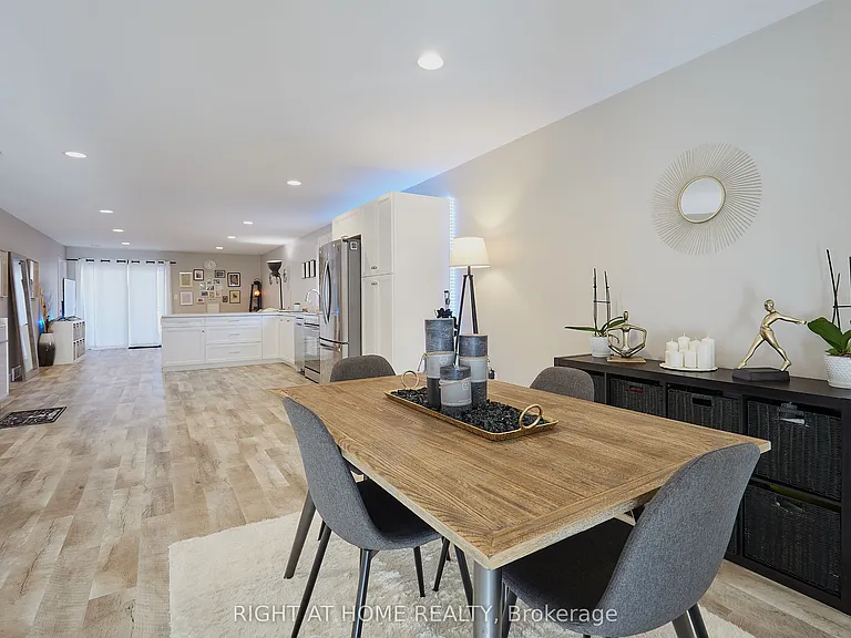 42 Moonstone Cres — Photo 4