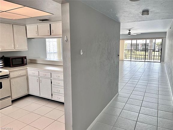 2nd image of 326 CHARLEMAGNE DR #I206