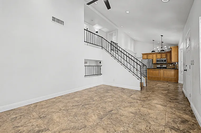 918 E Kristal Way — Photo 2