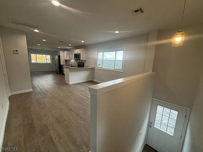 2 bed, 1.0 bath, $2,300 — Photo 3