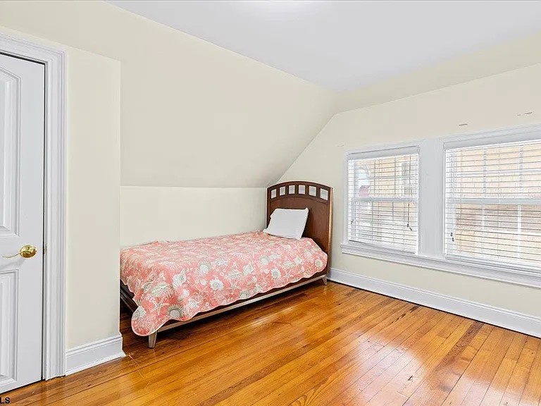 104 S Oakland Ave — Photo 39