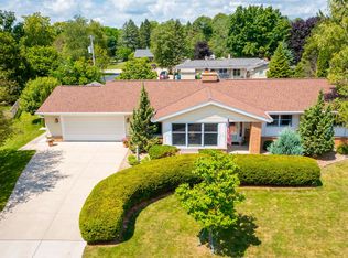 1027 Crestview Dr, Port Washington, WI 53074