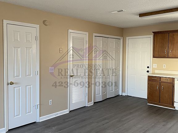 4th image of 1104 Village Ct NE