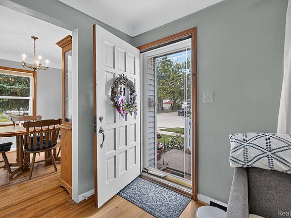 4th image of 1693 Riverbank St