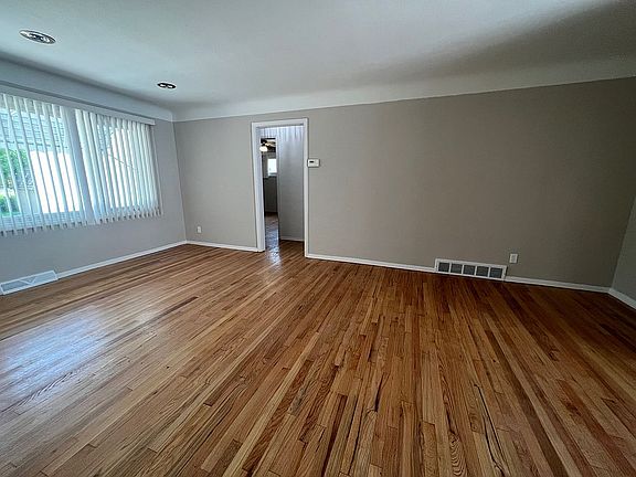 4th image of 1075 Clearview Rd