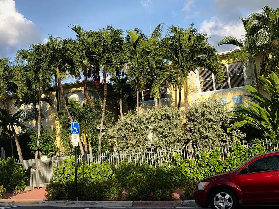 1051 Euclid Ave #103