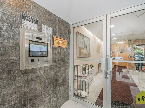 2815 Ocean Parkway image 6 of 32