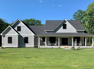 11 Lakeshore Dr, Douglas, MA 01516