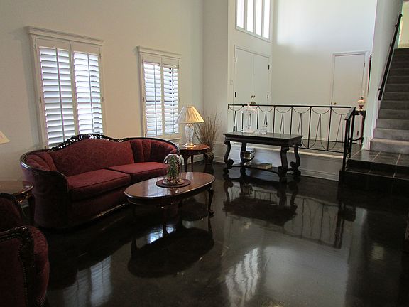 Living Room / Entrance