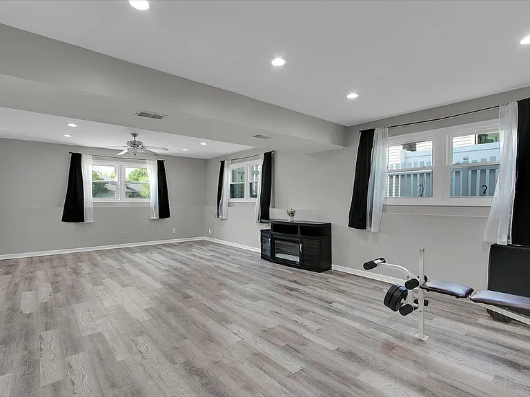 2080 Maplewood Cir — Photo 23